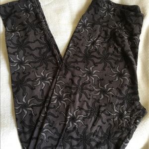 LuLaRoe Pinwheel B/W Leggings - OS 🌼Like New!🌼